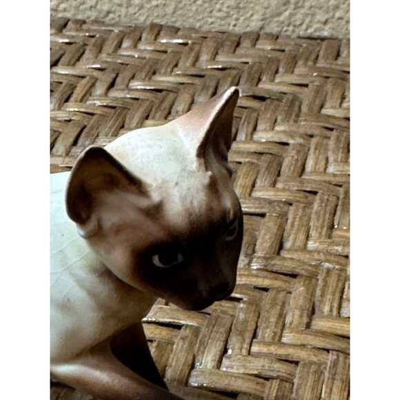 Vintage Siamese Cat Figurine - Hand-Painted Porcelain Collectible Decor - Picture 2 of 8